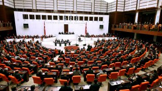 Хюсейн Йорс, депутат от Трабзон, е бил ударен тежко в главата след избухването на скандала по Бюджет 2023 на Турция