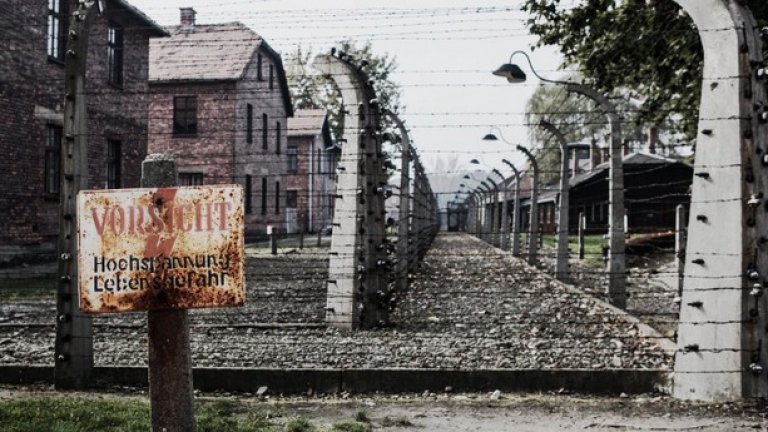 Мерките за сигурност в Аушвиц се затягат с годините. По бодливата тел е имало ток до 2 хил. вата, който е убивал още при първия контакт.