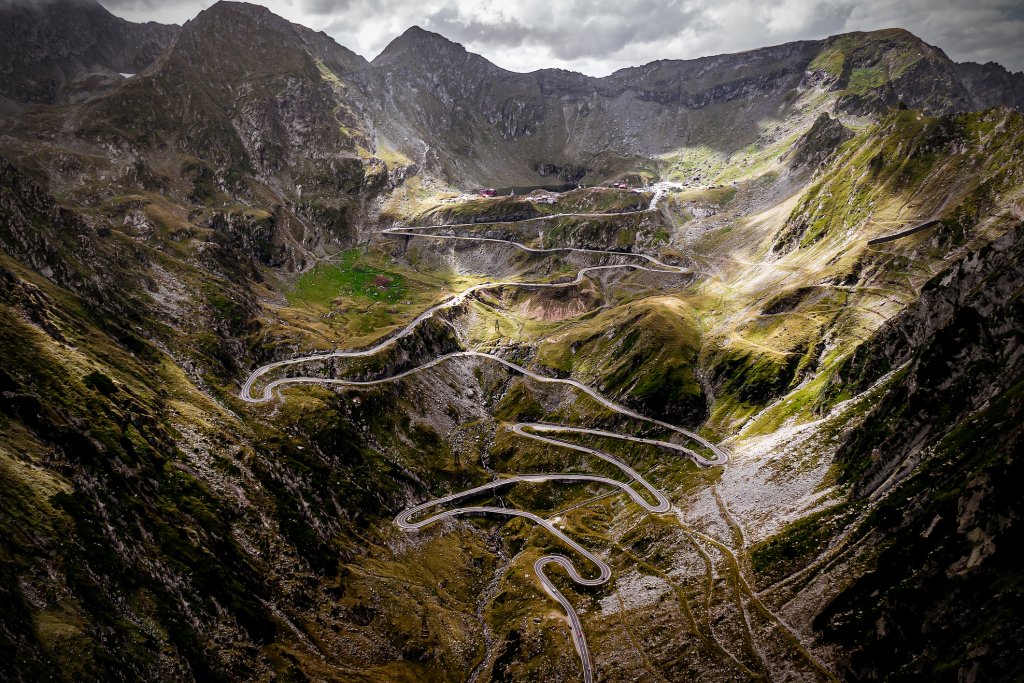 Transfagarasan, Румъния
Името му означава Път към небето, или Път към облаците. Той се изкачва, вие и слиза през най-високите места на Фагършаките планини, известни и като Трансилвански Алпи. Районът е известен със запазената си природа и див живот и с многото живописни пътеки и маршрути за каране на планински бегач. Пътят е построен за военни цели и свързва Трансилвания и Влахия през серия от 831 малки моста, 27 виадукта и 5 тунела. Там е и графството на Дракула, естествено.