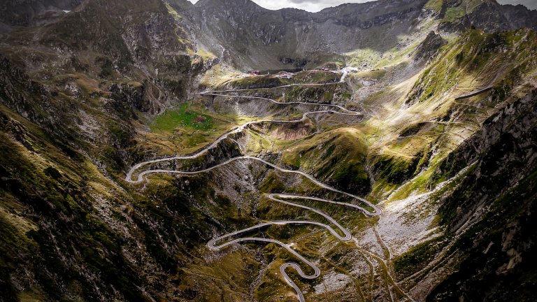 Transfagarasan, Румъния
Името му означава Път към небето, или Път към облаците. Той се изкачва, вие и слиза през най-високите места на Фагършаките планини, известни и като Трансилвански Алпи. Районът е известен със запазената си природа и див живот и с многото живописни пътеки и маршрути за каране на планински бегач. Пътят е построен за военни цели и свързва Трансилвания и Влахия през серия от 831 малки моста, 27 виадукта и 5 тунела. Там е и графството на Дракула, естествено.