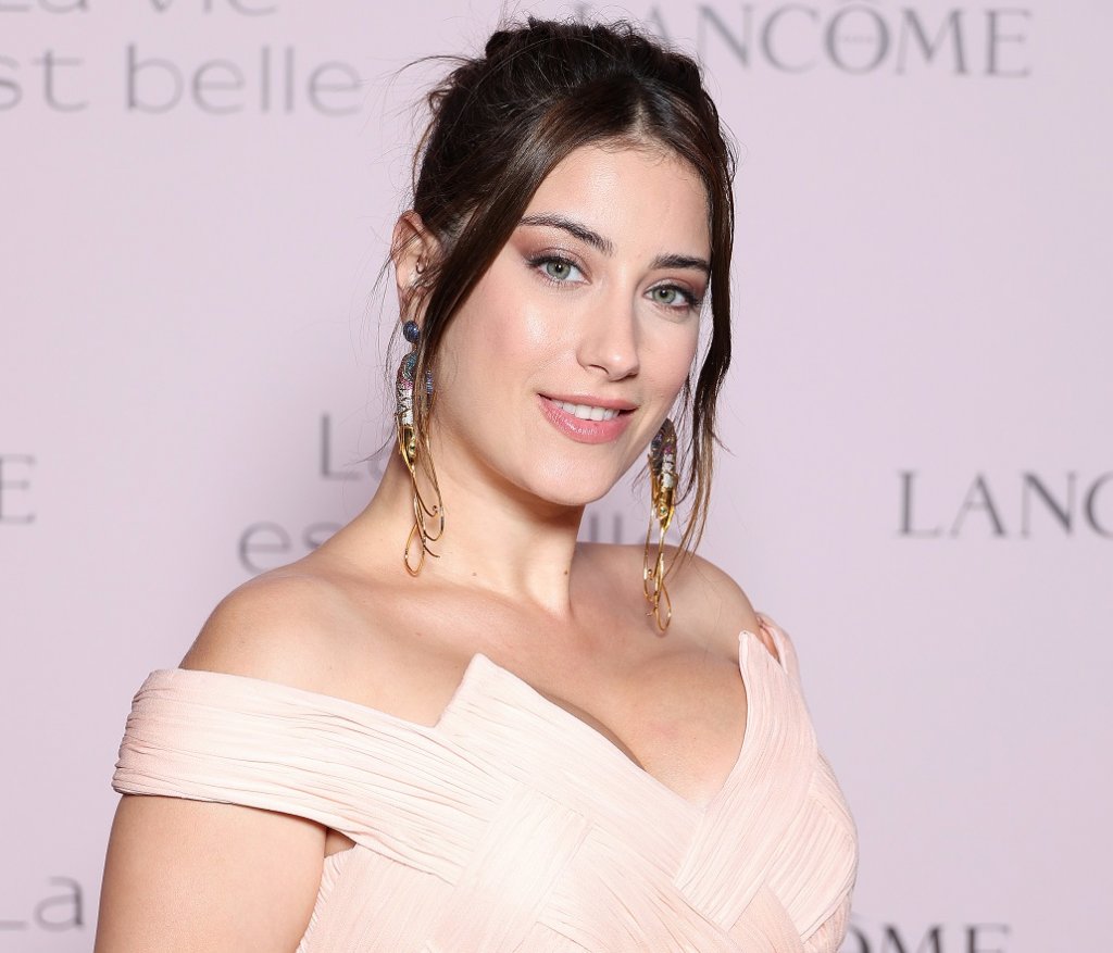 Хазал КаяВ Турция е позната още от 2006 г. и сериала „Ангел пазител“, а в България става популярна с ролята си в „Забраненият плод“. В родната си страна е носителка на редица награди за най-привлекателна жена и актриса.