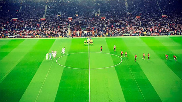 Нестандартни вертикални бели линии можеха да се забележат по тревата на „Олд Трафорд“ и всички се питаха „Защо?“