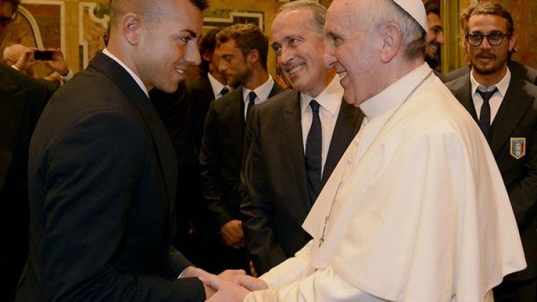Култова снимка - папата гледа закачливата прическа на Стефан ел Шаарауи и вероятно си мисли, че такъв гост на аудиенция при него още не е имало.