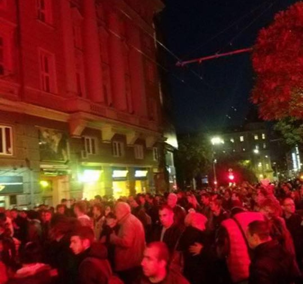 Кордон от три полицейски редици пази централата на \\\"Атака\\\". Полицаи има в околните преки и градинката при църквата \\\"Св. София\\\".