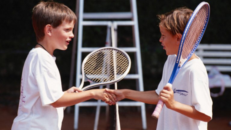 1. Защото ще си създадете много приятелства. Дори не подозирате, че десетки хора, които срещате всеки ден, всъщност се интересуват от тенис. Без значение дали тренирате, или просто гледате по телевизията, любовта към играта ще ви създаде много нови контакти и приятелства. Спортът стимулира комуникацията и забавлението, а заради аристократичния си произход е удобен за създаване на бизнес контакти.