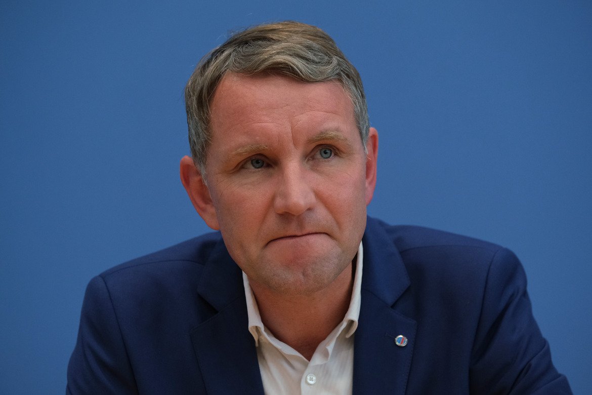 Лидерът на AfD за Тюрингия Бьорн Хьоке направи своя гамбит, насочвайки вота в парламента в подкрепа на либерала Томас Кемерих, за да не вземат отново Левите властта в провинцията.  Още от ноември миналата година той е търсил контакт с Кемерих за сътрудничество в посока технократски кабинет или правителство на малцинството. 