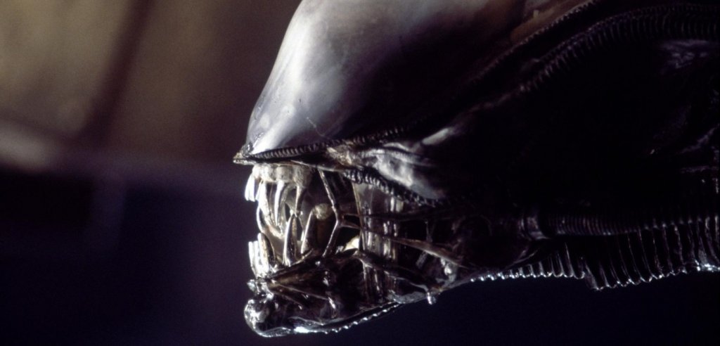 Alien ("Пришълецът")
Защо да не погледате и малко страховита фантастика? Може дори да се направи паралел между истинските вируси и това как страховитите ксеноморфи се развиват чрез човешки тела. Добрата новина? И двете могат да бъдат победени.
Фокусирайте се върху оригиналния Alien (1979 г.), Aliens (1986 г.), Alien 3 (1992 г.) и Alien Resurrection (1997 г.). След като сте преминали през историята на Рипли (Сигърни Уивър) и борбата й с извънземните чудовища, върнете се в миналото и се запознайте с предисторията чрез "Прометей" (Prometheus, 2012 г.) и "Пришълецът: Заветът" (Alien: Covenant, 2017 г.).
Тук правим една уговорка и тя е да не гледате двата филма "Пришълецът срещу Хищника" (2004 и 2007 г.), защото това, за съжаление, ще е по-скоро загуба на време.