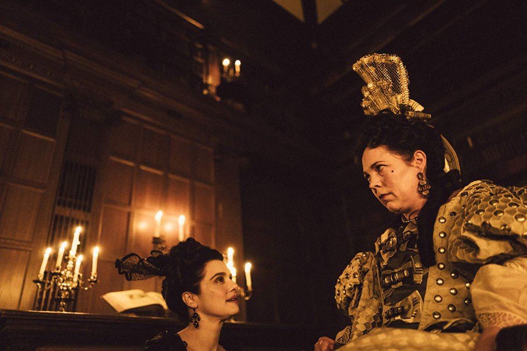 Фаворитката (The Favourite, 2018)
Може би, защото е първият филм на Лантимос чийто сценарий не е писан от самия него или защото е по-лайт от останалите две заглавия, които сме селектирали, но за нас „Фаворитката” е номер 3. Чудовищно кинематографична