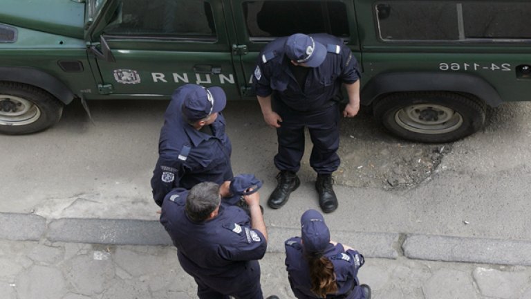 Не само Веско Маринов и Цветан Цветанов творят полицейски химни...