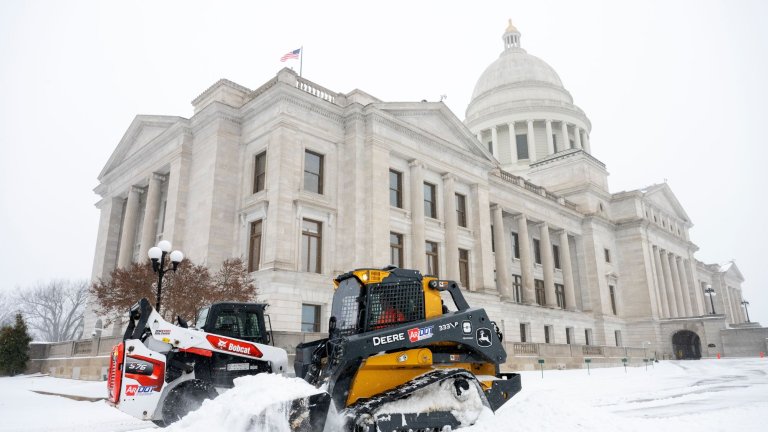 Очаква се снежната буря да продължи и през седмицата
