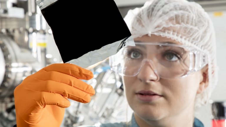 Хората искат Vantablack - за да покрият с него китарите и колите си, а някои дори, за да се снимат как го ядат. Което не е добра идея.