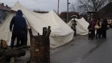 Очаква се напрежението между Сърбия и Косово да намалее, след като бившият полицай Деян Пантич вече е под домашен арест (на снимката: сърби в Северно Косово в лагер край една от барикадите)