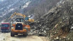 Три свлачища са създали проблеми по алтернативния маршрут през Кричим и Девин 