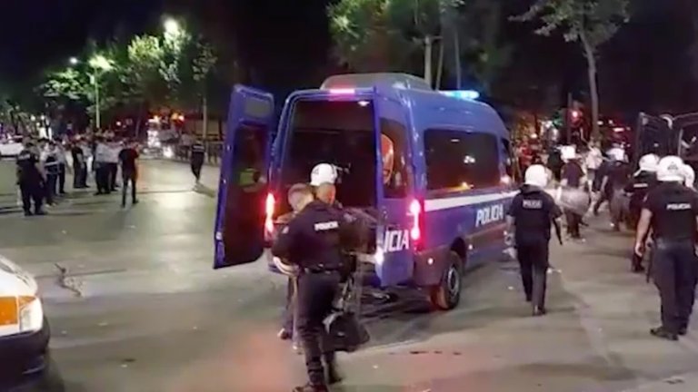 Битки между хулигани на Рома и Фейенорд доведоха до арестувани и ранени