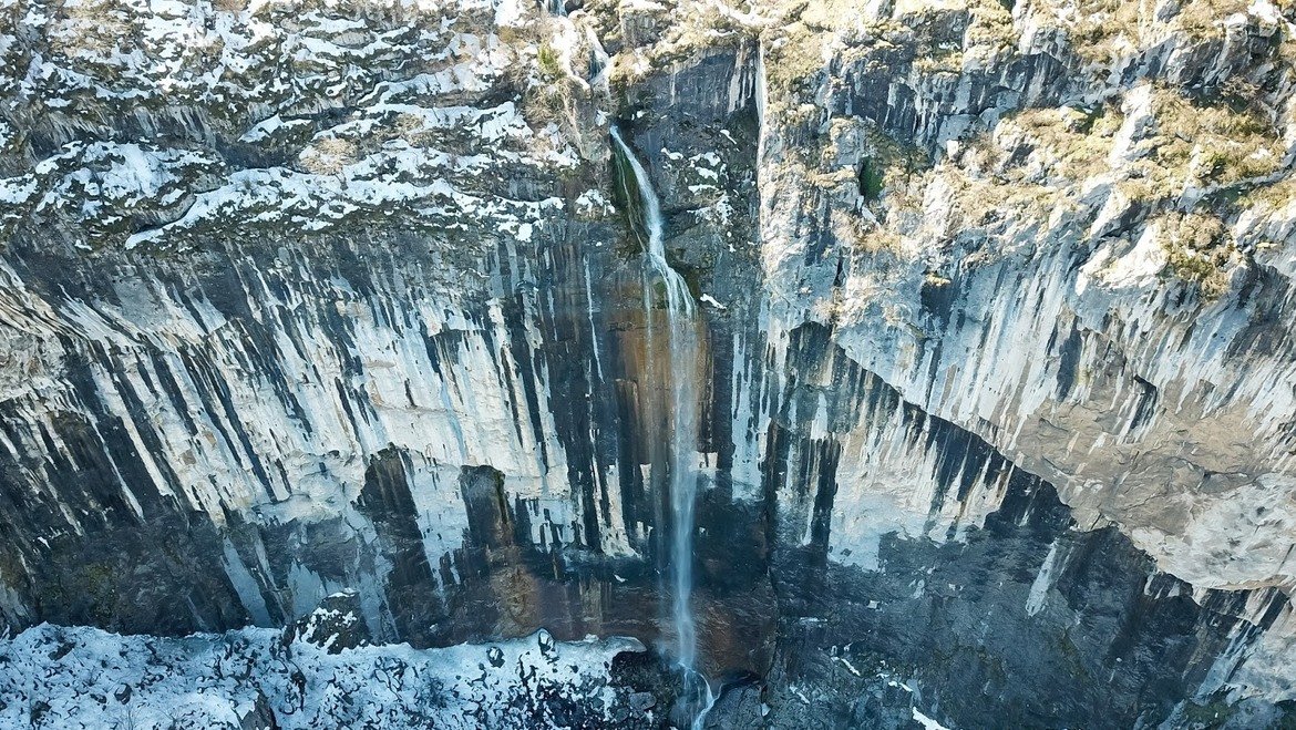Врачанска Скакля
Скакля е името на много водопади у нас. И макар Бовска скакля и Добравишка Скакля да са много красиви и също да си струва да се видят, ви показваме Врачанска Скакля, тъй като е най-високият непостоянно течащ водопад на Балканите - 141 м. 

Намира се на километър и половина южно от Враца, зад хълма Калето. В района му са открити останки от средновековното българско селище Патлейна. Красив е през всички сезони, а от горната му част се откриват гледки към Враца и Врачанското поле. Пресечна точка е на няколко туристически маршрута.