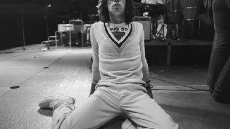 Мик Джагър по време на репетиция преди концерт през 1975 г. 
