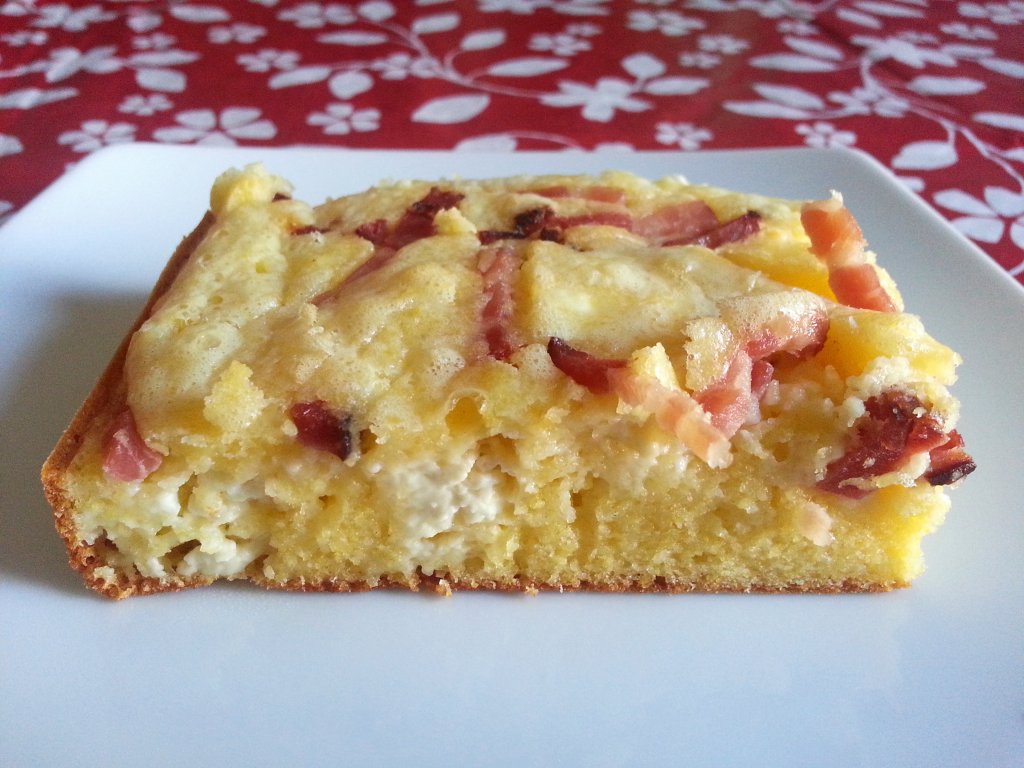 Царевичен хляб с беконНе се чудете повече как да оползотворите изостаналото царевично брашно. Запържете в тиган 6-7 ленти бекон до златисто и ги отцедете добре на кухненска хартия. В дълбока купа смесете чаша и половина царевично брашно, чаша брашно, едно пакетче сода и чаша и половина прясно мляко. Към сместа добавете и лъжичка сол, две яйца, четвърт чаша кленов сироп и бекона.
Печете сместа в добре намаслена тава на 180 градуса до получаването на коричка на хляба. Извадете тавата и оставете царевичния хляб да изстине много добре, преди да го режете на филии, в противен случай ще се натроши.