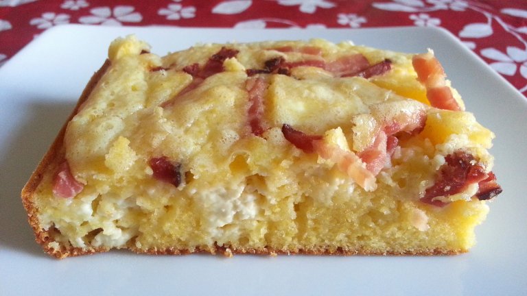 Царевичен хляб с беконНе се чудете повече как да оползотворите изостаналото царевично брашно. Запържете в тиган 6-7 ленти бекон до златисто и ги отцедете добре на кухненска хартия. В дълбока купа смесете чаша и половина царевично брашно, чаша брашно, едно пакетче сода и чаша и половина прясно мляко. Към сместа добавете и лъжичка сол, две яйца, четвърт чаша кленов сироп и бекона.
Печете сместа в добре намаслена тава на 180 градуса до получаването на коричка на хляба. Извадете тавата и оставете царевичния хляб да изстине много добре, преди да го режете на филии, в противен случай ще се натроши.