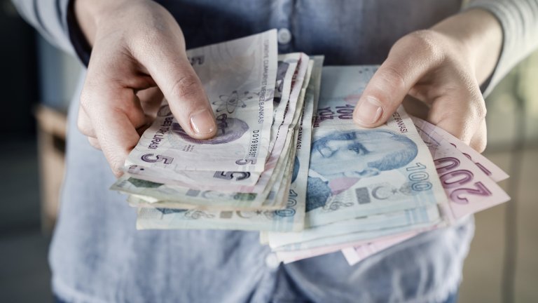 Първото увеличаване на лихвите в страната от 2021 г. насам доведе до историческо дъно в цената на турската лира
