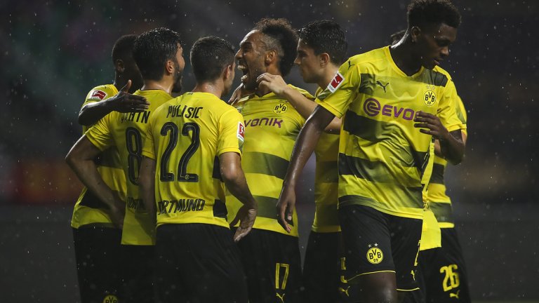 Борусия Дортмунд: поглед към бъдещето
Серия: 6 победи и 1 равенство
Отборът удържа бурята около раздялата с Томас Тухел, уговори Петер Бош, а междувременно привлече няколко нови играчи. Клубът е доказал, че може да развива младите си таланти до топ играчи. Сега има и пари за харчене от продажбата на Дембеле в Барселона. Същевременно Андрий Ярмоленко се нагажда все повече на живота в Германия и дава нови опции на отбора в атака. Дортмунд още е уязвим в защита и ще е нужно време да дойдат успехите, но основите изглеждат солидни. Първият голям тест в Бундеслигата обаче предстои в мача с РБ Лайпциг през уикенда.
Следващи опоненти: Лайпциг, Франкфурт, Хановер