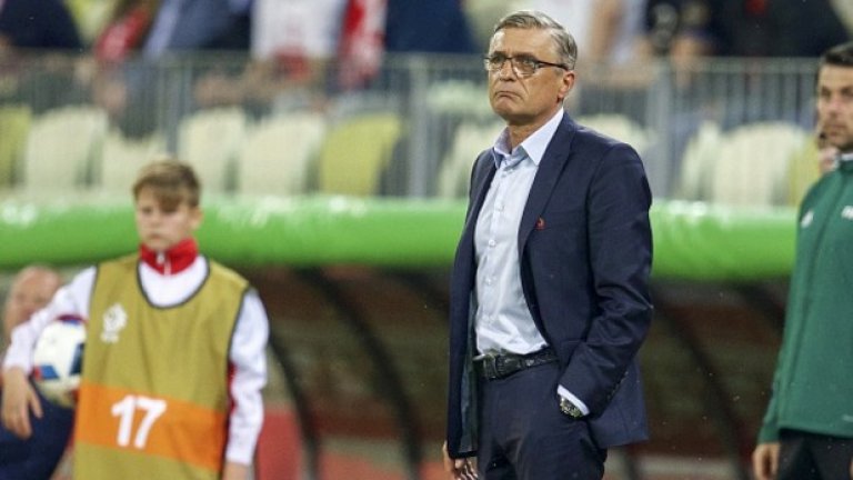 Полша – левият бек
Поляците са един от отборите, бликащи от талант. От дясната страна са Лукаш Пишчек и Якуб Блашчиковски. Гръбнакът е Камил Глик, Гжегош Криховяк и Роберт Левандовски. Но има и един проблем – левият бек. Адам Навалка ползваше в квалификациите Мачей Рибус – по дефиниция, атакуващ полузащитник или крило – но и той се контузи преди първенството. Ще успее ли да измъкне още някой заек Навалка остава под въпрос до началото на Евро 2016.