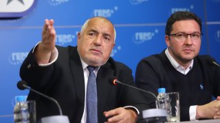 Бившите управляващи са изправени пред сложен избор между промяната и лидера си