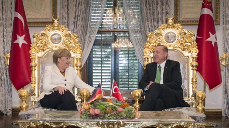 Меркел знае много добре, че Ердоган никога не се е впечатлявал от предупрежденията на Европа.

Още по-малко ще се впечатли сега, когато Европа е в позиция да го моли за помощ.