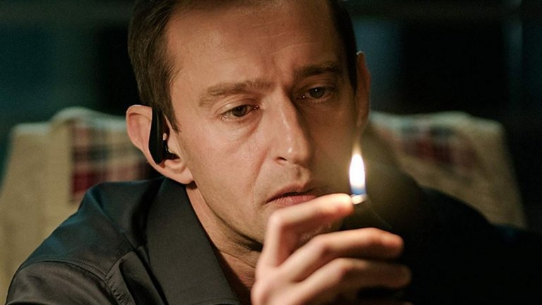 10. Коллектор / Събирачът
Реж. Алексей Красовски, 2016 г.
Едно руско включване, в което актьорът Константин Хабенски играе Артур – служител на фирма за събиране на задължения. Името и хубавият му живот са застрашени от скандално видео с негово участие, а в тази напрегната ситуация всички, с които разговаря по телефона, му обръщат гръб. Така той сам, затворен в офиса си, трябва да търси изход от ситуацията.