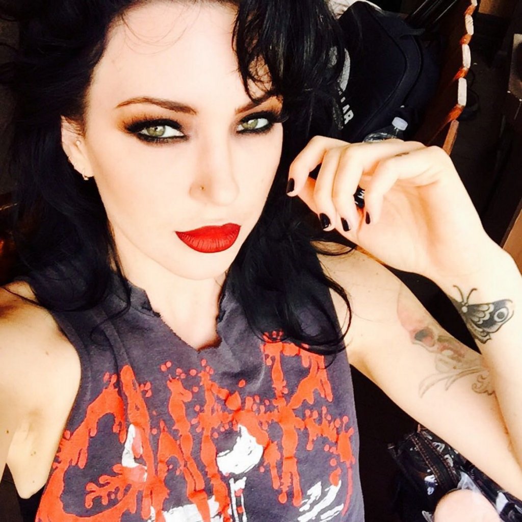 Dorothy (Дороти Мартин) - Raise Hell
Ако все пак решите да ходите на работа/лекции, Дороти Мартин и компания ще ви помогнат да крачите в ритъм с един истински бунтарски тежък рок. Единственото лошо в случая е, че не сме чували нищо ново от тях от доста време... с изключение на един ремикс на песента им Freedom, в който има даже и рапиране.