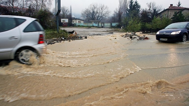 Жълт код за проливни дъждове е валиден за девет български области
