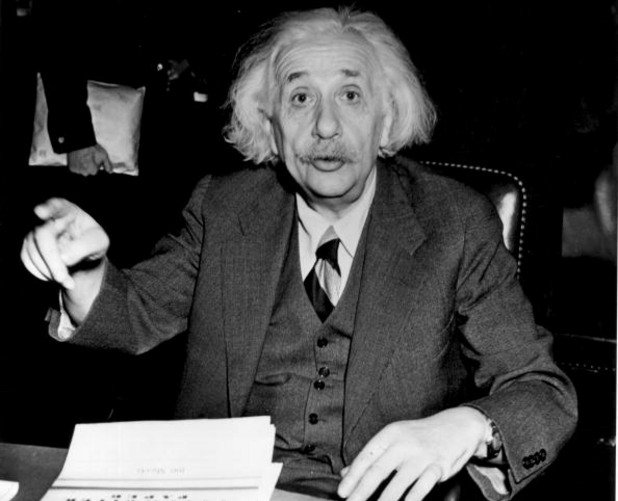 Алберт Айнщайн бил лош ученик 

Tова е универсалното успокоение за всеки двойкаджия: дори Алберт Айнщайн, въплъщението на гения, е бил слаб ученик. По ирония на съдбата бъдещият нобелов лауреат е имал "шестица" по физика в дипломата си за средно образование (в Германия оценъчната система е от 1 (отличен) до 6 (слаб). 

Историята обаче не е съвсем вярна. Биографите на Айнщайн просто са предали някои факти от живота му погрешно. 

Често се твърди, че Айнщайн е изпитвал затруднения в ученическия си период в гимназията в Мюнхен. Те обаче са свързани преди всичко с това, че свободолюбивият ученик не се е съобразявал с ограниченията, наложени от образователната система. 

Въпреки всичко той е имал добри оценки. Още тогава той бележи изключителни постижения, особено в областта на природните науки. 

Фактът, че Айнщайн е напуснал преждевременно гимназията в Мюнхен, също не е свързан с ученическите му неуспехи. След като семейството му се сблъсква с финансови проблеми и се мести в Италия, той решава, че вече нищо не го задържа в Германия. 

На следващия етап от живота му отново се прокрадва митът за образователните му затруднения: Айнщайн не е положил приемен изпит в Политехниката в Цюрих. Всъщност високонадареният младеж е можел да бъде приет само със специално разрешение, тъй като е бил едва на 16 години. И въпреки това той е имал отлични постижения по математическите и природно-научните предмети, макар да е показал пропуски в други области. 

Айнщайн вече е положил матурата си в училището в Ааргау. Оценките от дипломата му варират между петици и шестици, като по физика има 6. Биографът му обаче не обръща внимание, че в шестицата е най-високата оценка по системата в Швейцария. Оттам тръгва и митът за слабия ученик, който като по чудо се трансформира в гений. 