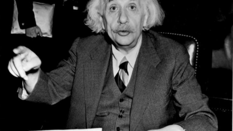Алберт Айнщайн
Чудото на науката е обичан от много „зубъри" по света, не само от героите на американския сериал „Теория за Големия взрив", става ясно от „изработените" от Айнщайн 11 млн. долара за миналата година. Оказва се, че една израелска мултикомпания, Fourier Systems, продава техника с марката Айнщайн. Сред продуктите са също дрехи и плакати, но най-голям интерес предизвикат таблетите с вградени сензори за измерване на пулса, влажността на въздуха и температурата.