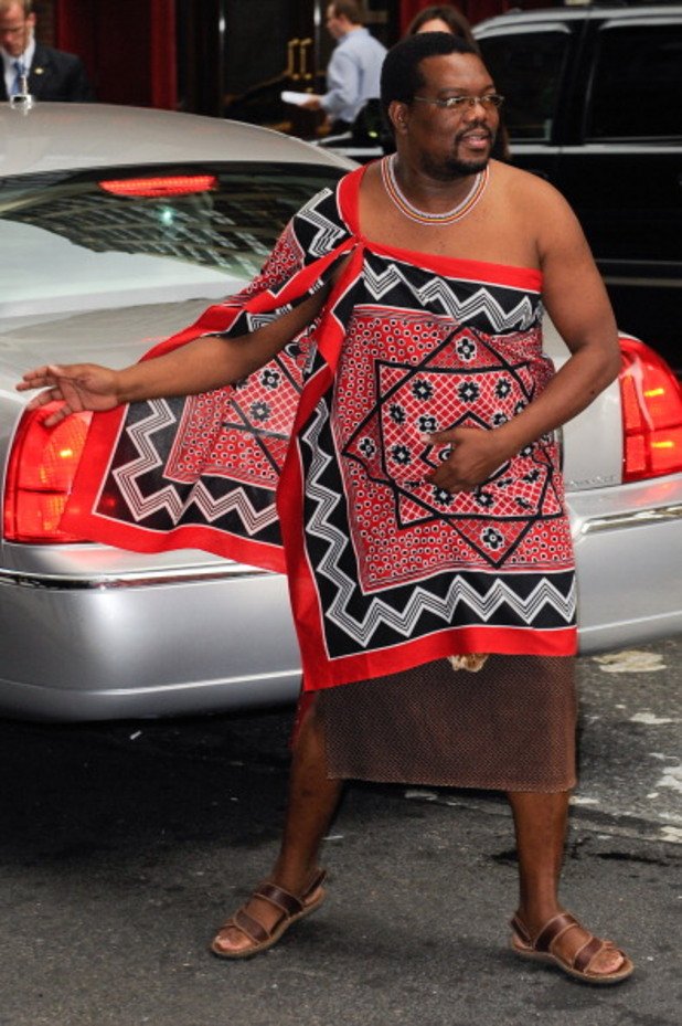 Кралят на Свазиленд се разхожда по традиционно облекло в Ню Йорк