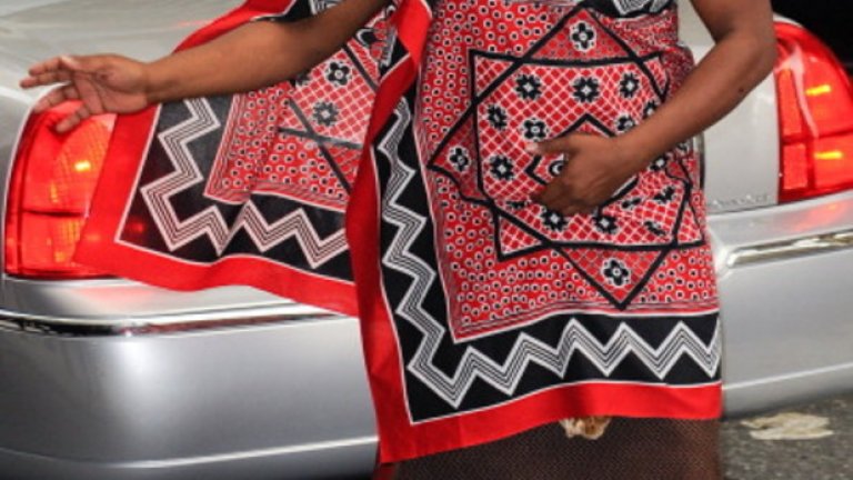 Кралят на Свазиленд се разхожда по традиционно облекло в Ню Йорк