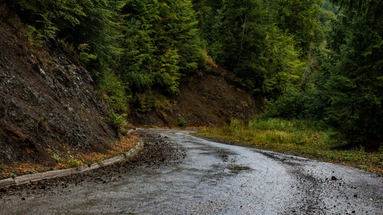 Свлачище от кал затруднява трафика през Кресненското дефиле