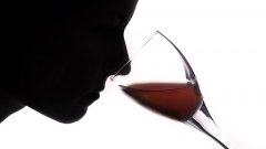 Задължително ли е виното да декантира, преди да се разсипе по чашите или може направо от бутилката