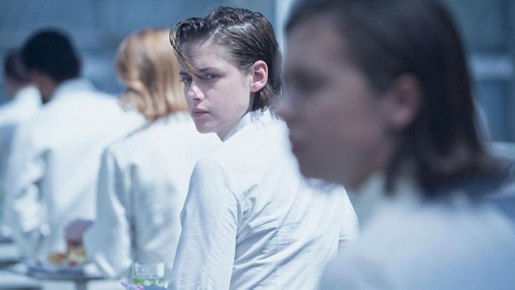 Миналата година на фестивала във Венеция беше показан и Equals - независима антиутопия с актрисата и Никълъс Холт. Equals определено е една от онези дистопии, които може да гледате без да се притеснявате, че е онова комерсиално кино, в което тийнейджъри с