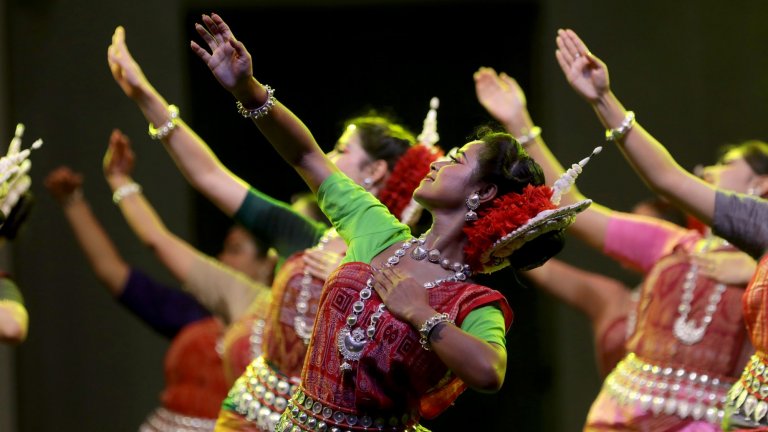 Индия празнува най-цветния си фестивал Холи (Снимки)