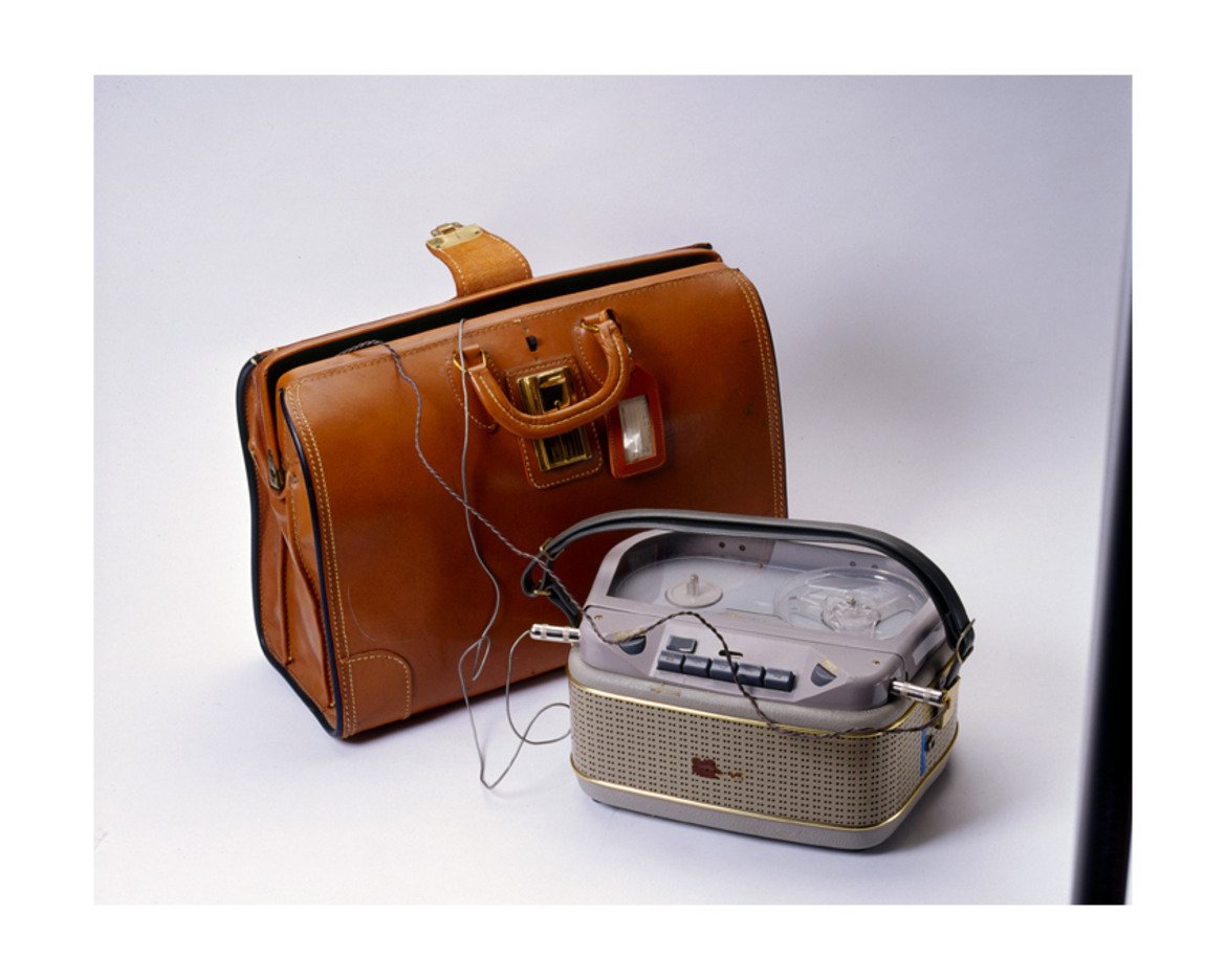 Куфарчето или кожената чанта за документи са сред от любимите аксесоари на шпионите от 60-те и 70-те години. Здравата форма позволява вътре да се скрият какви ли не приспособления за разузнаване, включително малък магнитофон. 