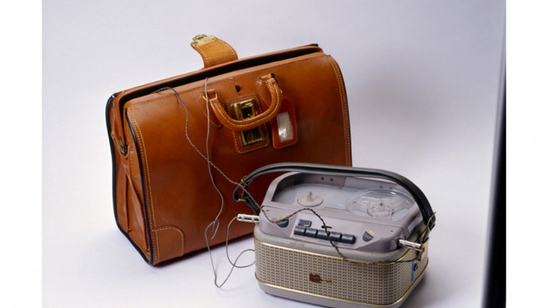Куфарчето или кожената чанта за документи са сред от любимите аксесоари на шпионите от 60-те и 70-те години. Здравата форма позволява вътре да се скрият какви ли не приспособления за разузнаване, включително малък магнитофон. 