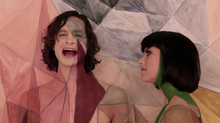Gotye - Somebody I Used To Know
Годината е 2011-ва, а една простичка, минорна мелодия на едно леко депресивно парче за бивша любов, с която вече дори не се поздравявате, владее всички чартове. Малко преди да бъде засенчена от Gangam Style на лудия кореец PSY, Somebody I Used To Know беше абсолютният музикален властелин, въртян абсолютно навсякъде. Парчето беше толкова популярно, че за кратко време се сдоби с безкрайно много кавъри (някои от които по-добри от оригинала). Но уви, това беше за меланхоличния французин, докато парчето му стана задължителен елемент за всеки плейлист за разбити сърца.