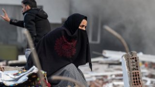 Земетресението в Турция затрупа футболен и волейболен отбор