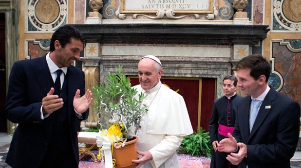 Самият Лео се появи при негово светейшество през 2013-а, когато Аржентина игра приятелски мач с Италия в Рим. Друга легенда бе капитан на домакините и също стисна ръката на папата - Джиджи Буфон.