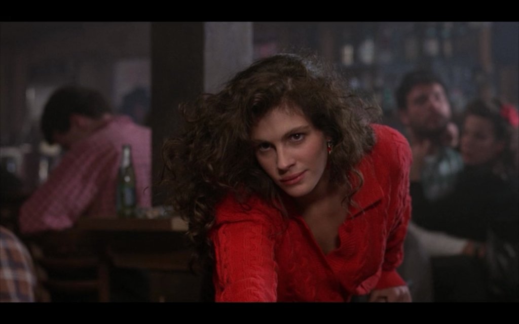 Mystic Pizza (1988) 
Това е първата голяма роля на любимата ни Джулия.