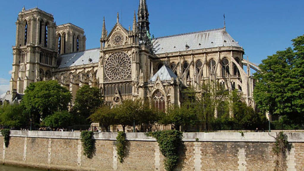 640px-Notre_Dame_dalla_Senna