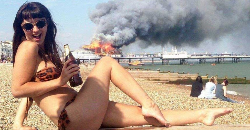 Да позираш, когато отзад гори, лоша идея...