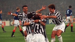 В средата на 90-те Юве е страховит отбор, който обаче и тогава е преследван от скандали и подозрения