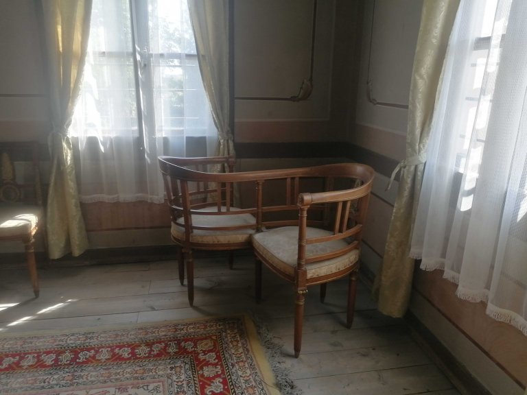 Стол tête à tête в къщата на Никола Недкович.