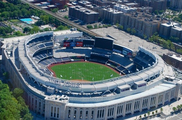 16. "Янкис Стейдиъм" - Ню Йорк, бейзбол.
Ню Йорк Янкис и общината направиха и невъзможното да запазят архитектурата и атмосферата на стария стадион, легендарен за бейзбола. Арената струва 1,5 милиарда долара, но си заслужава и феновете я приеха безрезервно. Има нещо магнетично в стадиона.