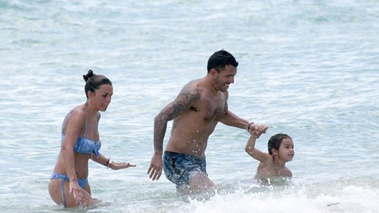 Карлос Тевес не пътува с Аржентина за Копа Америка и затова е в Маями със съпругата си Ванеса и децата. 